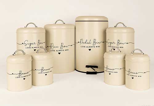 Kitchen services in metal